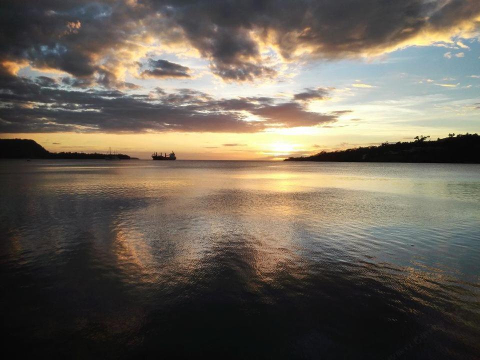 Crystal Beach Hotel Port Vila Buitenkant foto