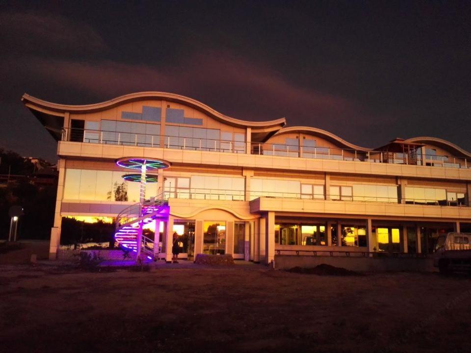 Crystal Beach Hotel Port Vila Buitenkant foto