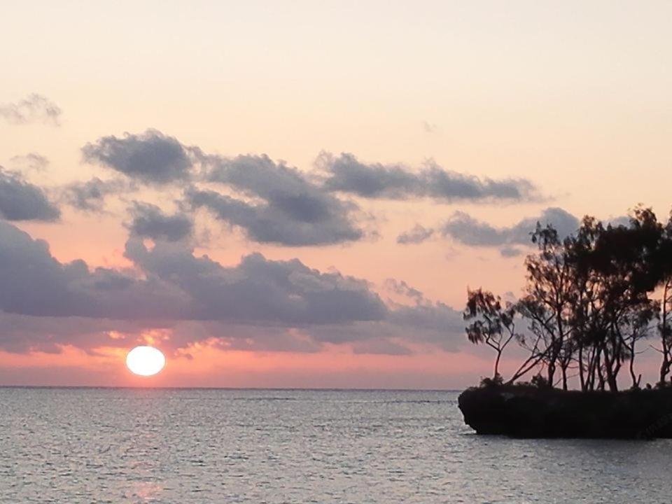 Crystal Beach Hotel Port Vila Buitenkant foto