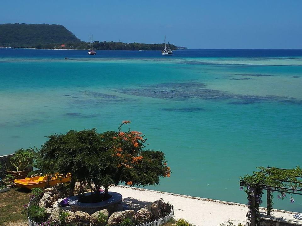 Crystal Beach Hotel Port Vila Buitenkant foto